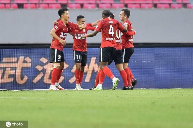 第51分钟，萨拉赫主罚点球一蹴而就，利物浦3-0LASK林茨。